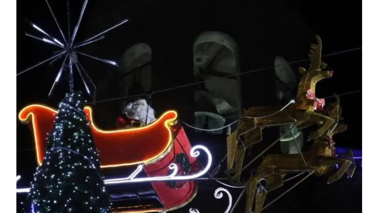 Trineo del Viejo Pascuero se estrella contra un techo en México