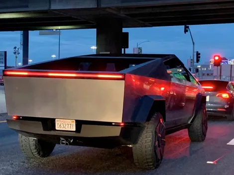 Elon Musk recorrió las calles de Los Angeles en la nueva camioneta eléctrica de Tesla