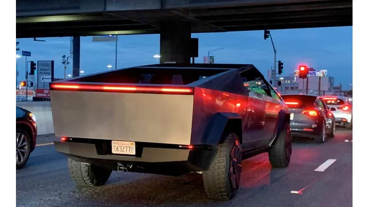 Elon Musk recorrió las calles de Los Angeles en la nueva camioneta eléctrica de Tesla