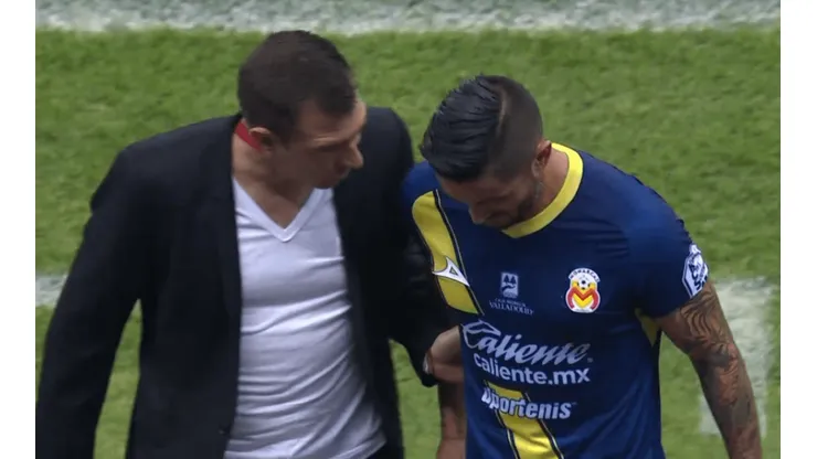 Millar es consolado por Guede.