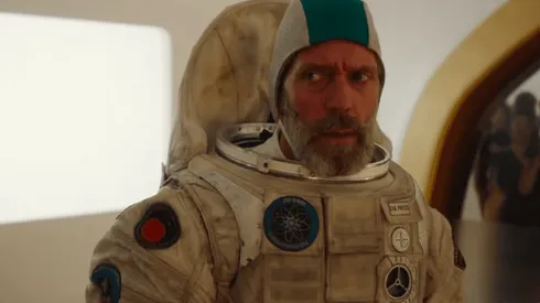 Otro vistazo a la comedia espacial con Hugh Laurie