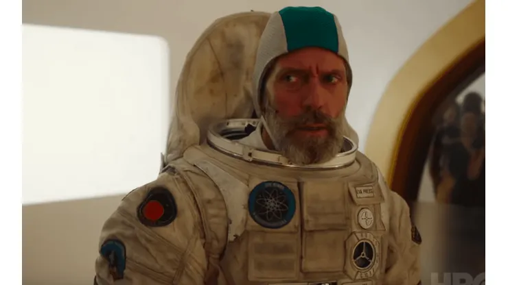 Otro vistazo a la comedia espacial con Hugh Laurie