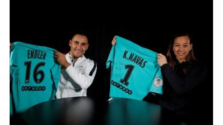 Tiane Endler y Keylor Navas se tiran flores en el PSG