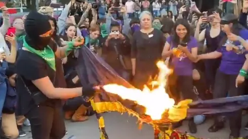 Mujeres queman bandera del América por los canteranos que tomaron a la chacota el mensaje de Las Tesis.