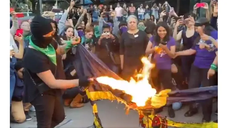 Mujeres queman bandera del América por los canteranos que tomaron a la chacota el mensaje de Las Tesis.