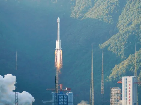 Propulsor de cohete espacial cae en China y derriba un edificio