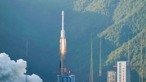 Propulsor de cohete espacial cae en China y derriba un edificio