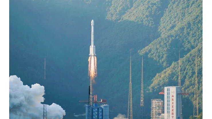 Propulsor de cohete espacial cae en China y derriba un edificio