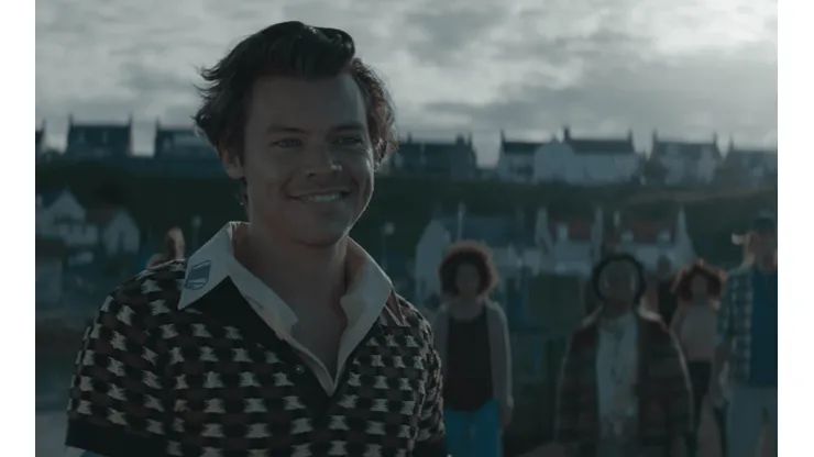 "Adore You": Harry Styles se hace amigo de un pez