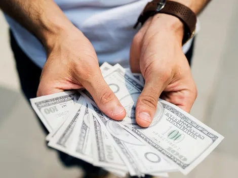 Dólar protagoniza su caída más grande en una década