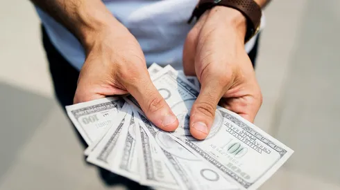 Dólar protagoniza su caída más grande en una década