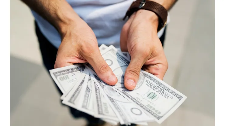 Dólar protagoniza su caída más grande en una década