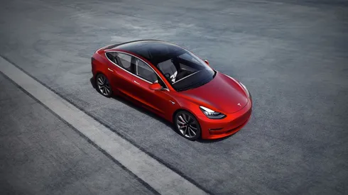 La fabricación de una batería de Tesla contamina menos que 10 paltas