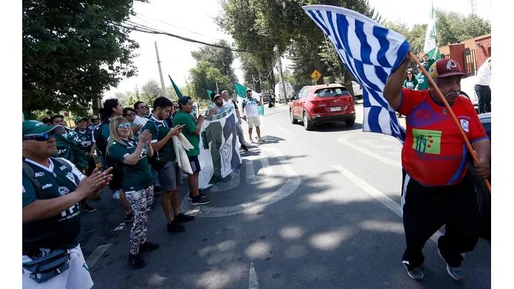 Los hinchas protestan frente a la ANFP.