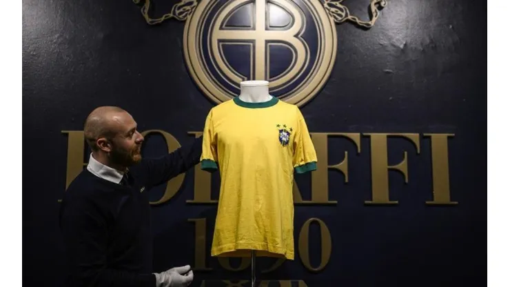Espectacular subasta vende reliquias de Pelé, Maradona y Jordan