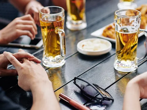 Beber alcohol de forma ocasional podría alargar tu vida