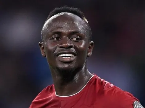 Artesano senegalés le hace su propio Balón de Oro a Sadio Mané