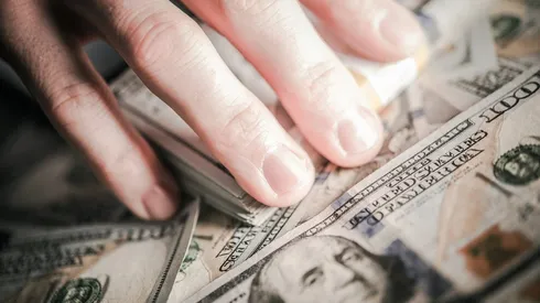 El dólar consigue su quinta caída consecutiva