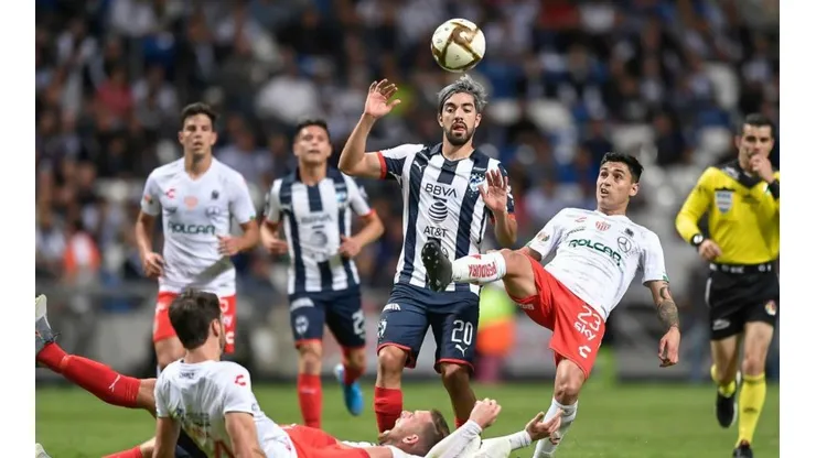 Monterrey da el primer golpe y vence al Necaxa con sus chilenos en cancha