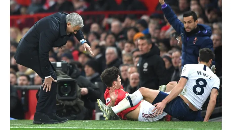 Le dan en la rodilla a Mourinho.