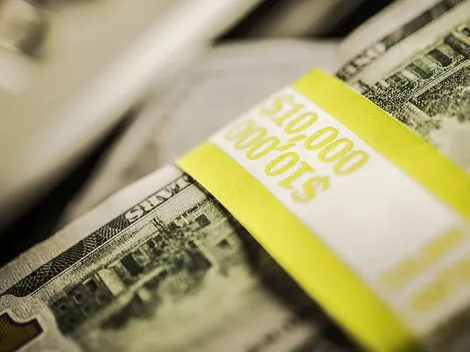 Dólar al fin cierra la jornada bajo los $800