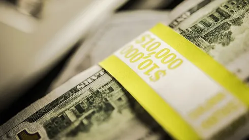 Dólar al fin cierra la jornada bajo los $800