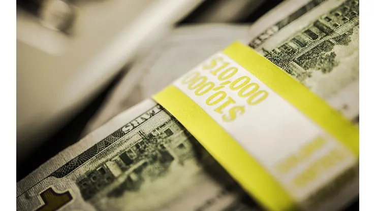 Dólar al fin cierra la jornada bajo los $800