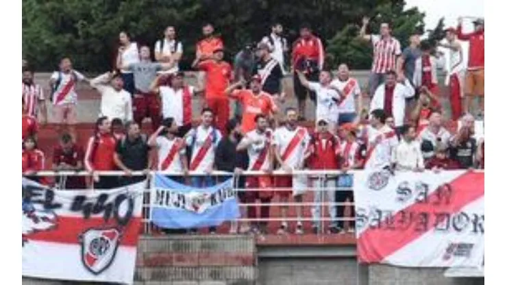 River Plate premia a los hinchas que viajaron tres días en bus para ver la final de la Copa Libertadores en Lima.