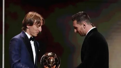 Modric le dio las felicitaciones a Messi al momento de entregarle el Balón de Oro