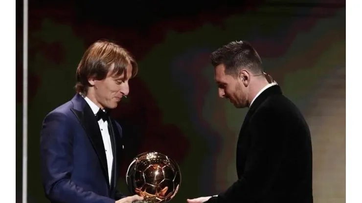 Modric le dio las felicitaciones a Messi al momento de entregarle el Balón de Oro