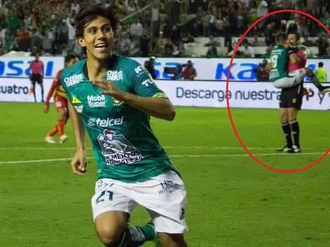 Koala: Jean Meneses festeja un gol anulado con el árbitro