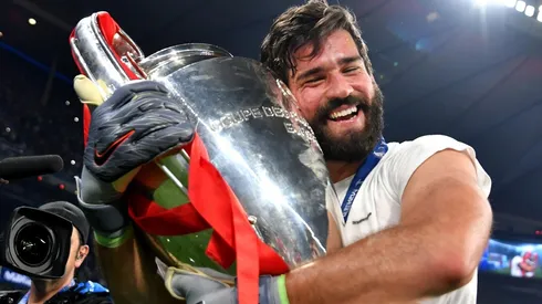 Alisson gana el Trofeo Yashin 2019