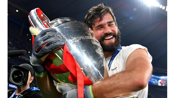 Alisson gana el Trofeo Yashin 2019