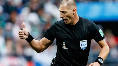 Néstor Pitana es el símbolo internacional de quienes no asumen calvicie.