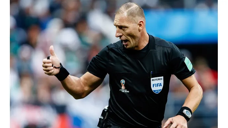 Néstor Pitana es el símbolo internacional de quienes no asumen calvicie.