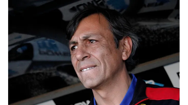 Hugo Vilches alcanzó a dirigir solo un partido en Curicó Unido