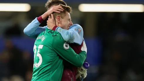 David Martin abrazado por sus compañeros.