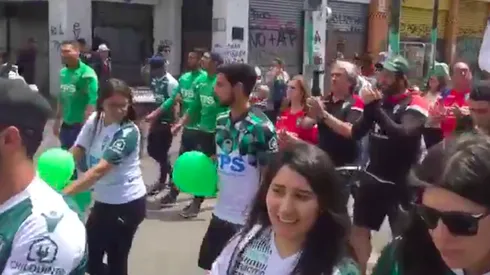 Plantel de Santiago Wanderers se une a marcha junto a hinchas que exigen el ascenso a Primera A