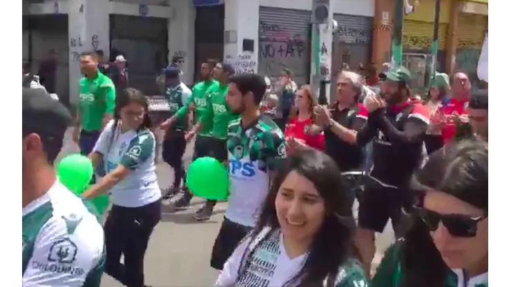 Plantel de Santiago Wanderers se une a marcha junto a hinchas que exigen el ascenso a Primera A