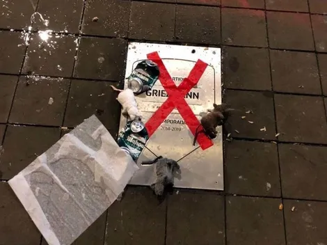 Hinchas del Atlético de Madrid basurean la placa de Griezmann