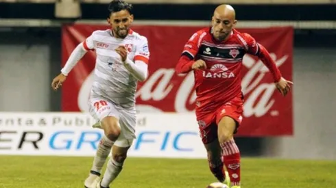 Aníbal Carvallo dominando el balón en Ñublense.