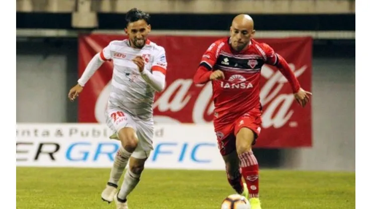 Aníbal Carvallo dominando el balón en Ñublense.