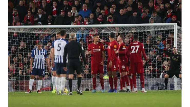 Para blooper del año: Alysson se va expulsado y le convierten insólito gol al Liverpool