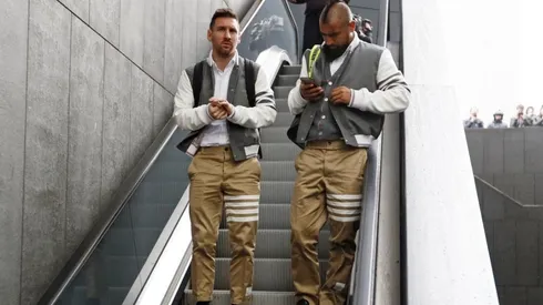 Messi y Vidal arriban a Madrid con particular look