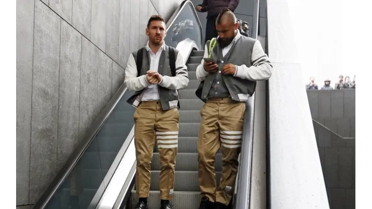 Messi y Vidal arriban a Madrid con particular look
