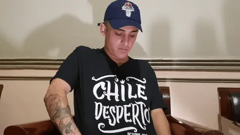 Jokker con la polera de "Chile Despertó".