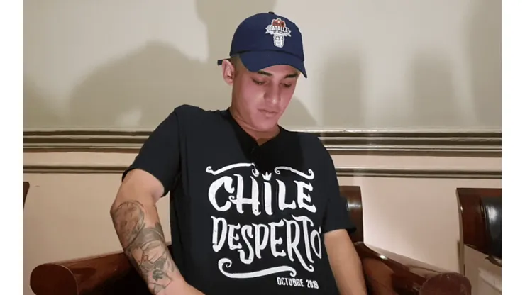 Jokker con la polera de "Chile Despertó".