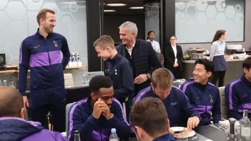 Mou buen corazón: Invita a almorzar a pelotero con el plantel del Tottenham