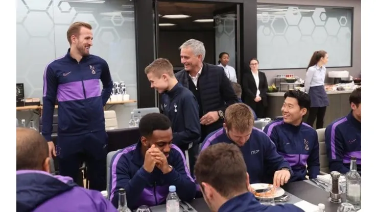 Mou buen corazón: Invita a almorzar a pelotero con el plantel del Tottenham
