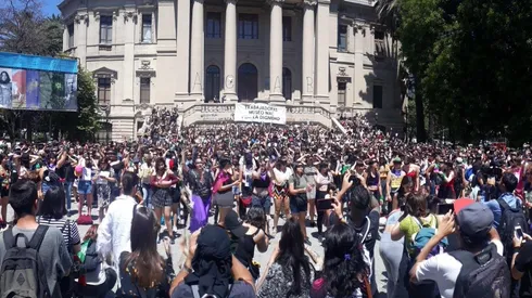 Una concentración en torno a la intervención.